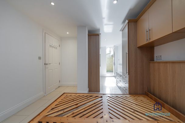 Royal Drive, London, N11 - One Bedroom Flat To Rent - £368pw / £1,595pcm - Photo 1