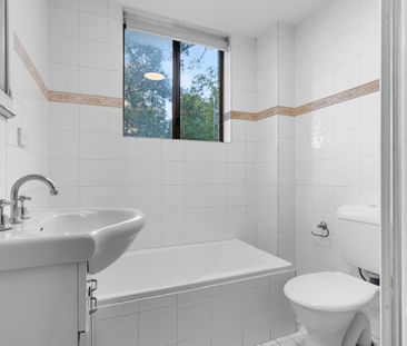 Well-Presented apartment in ultra-convenient location - Photo 2