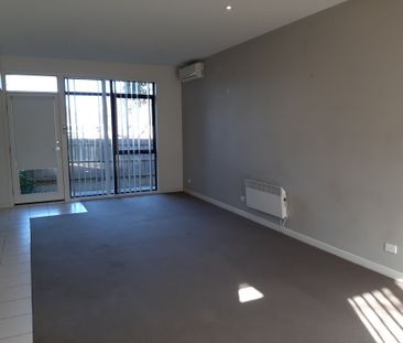 Spacious 2 Bedroom Townhouse with Pool Facilities........ - Photo 3
