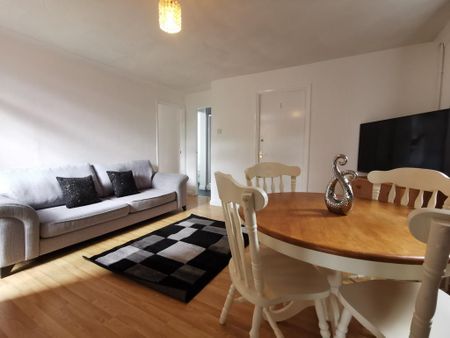 1 bedroom in a house share to rent - Photo 2