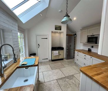 An impressive Grade II listed home in the heart of Westerham, overl... - Photo 5