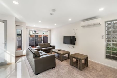 Fully Furnished 3 bedroom apartment just minutes from the city centre - Photo 4