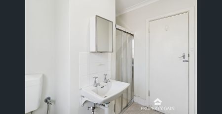 Charming 1-bedroom, 1-bathroom apartment is located on the top level of a small complex of just 12 units - Photo 3