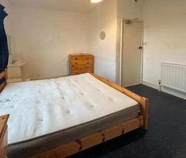 Room 10, Bateman Street, Cambridge - Photo 1