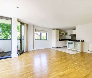 A contemporary style apartment set in the heart of Sevenoaks. - Photo 1
