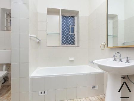 Bright & Spacious Two-Bedroom Apartment Moments to Double Bay Village - Photo 5