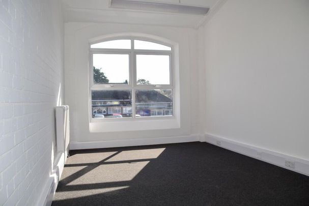 Mixed use to rent - Photo 1