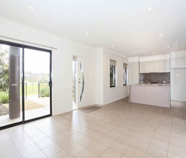 Stylish Street Frontage Townhouse! - Photo 2