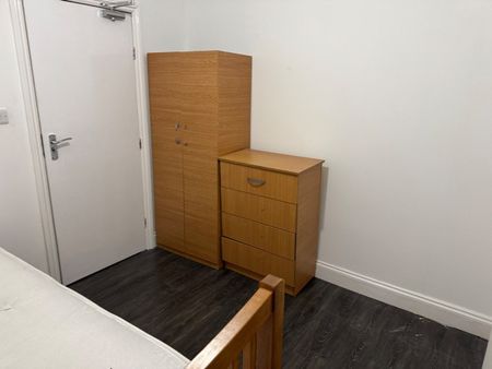 Room in a Shared House, Lansdowne Road, E11 - Photo 3