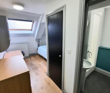 Green Penthouse, Lustrous House , Green Street Room 1 - Photo 3