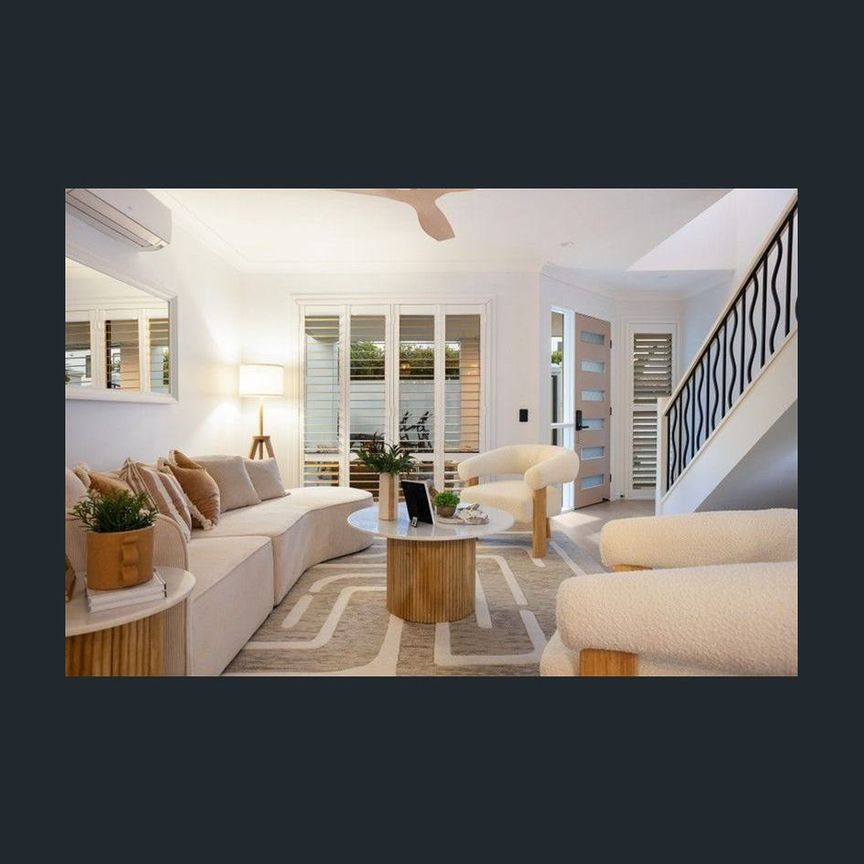 Beachside Living: Spacious 3 Bedroom Fully Renovated Townhouse for Rent in Mermaid Waters" - Photo 1