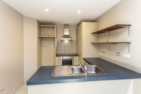 Lovely 3 bedroom townhouse with great parking options! - Photo 2