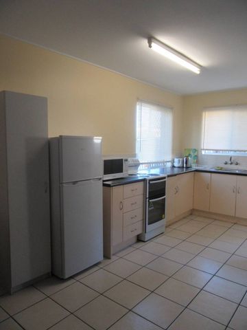 AFFORDABLE FURNISHED TOWN HOUSE IN FANTASTIC LOCATION! - Photo 3