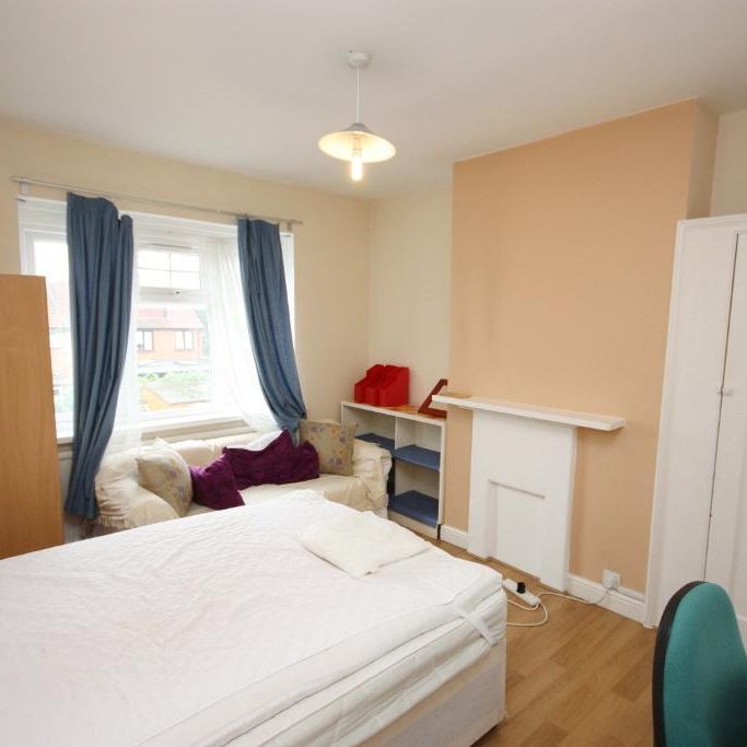 The Approach, East Acton, London, W3 7PS - Photo 1