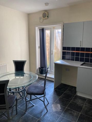 3 bedroom end of terrace house to rent - Photo 5