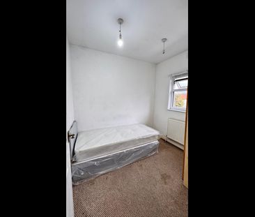 Room in a Shared House, Margery Terrace, E7 - Photo 4
