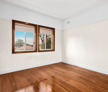 Spacious Three Bedroom Semi - Photo 5