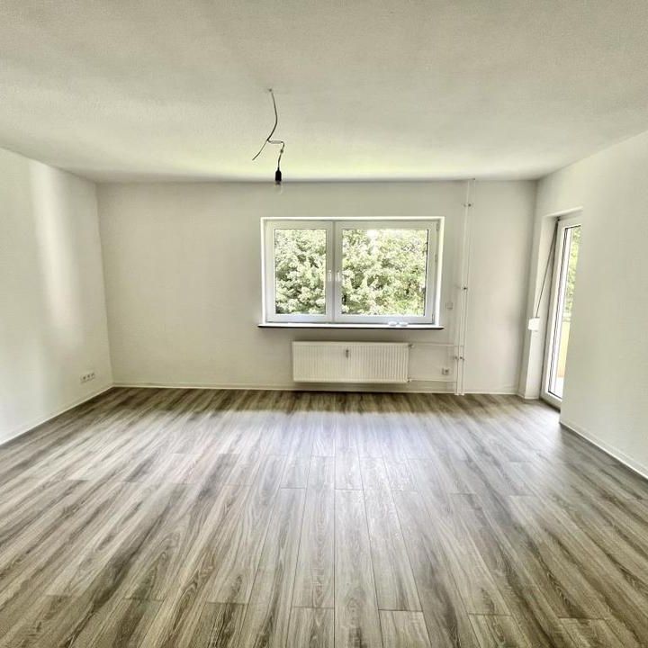 Frisch SANIERTE 3-Zimmer-Wohnung mit BALKON und Blick ins Grüne!! - Foto 1