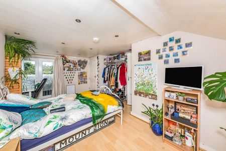 4 bedroom semi-detached house to rent - Photo 4