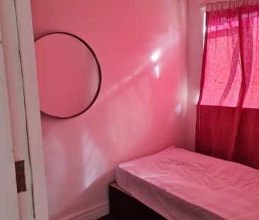 Room in a Shared House, Springfield Drive, IG2 - Photo 2