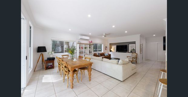 Stylish Family Entertainer in the Heart of Balmoral - Photo 1