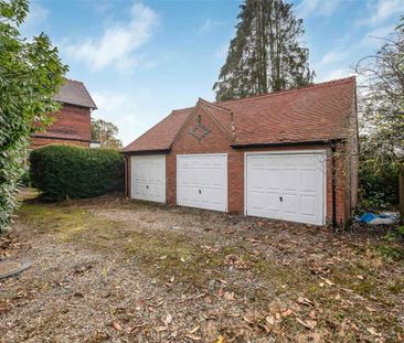 A five bedroom detached property situated within the Village of Ber... - Photo 5