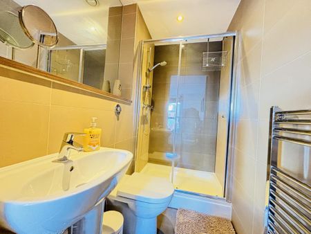 2 bedroom flat to rent - Photo 2