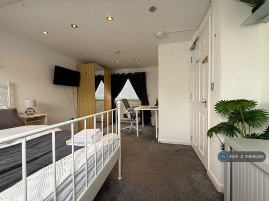 1 bedroom in a house share to rent - Photo 1