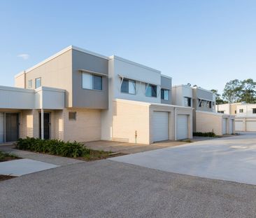 NEAR NEW LUXURY 3 BEDROOM TOWNHOUSE WITH DUCTED AIR CONDITIONING - Photo 6