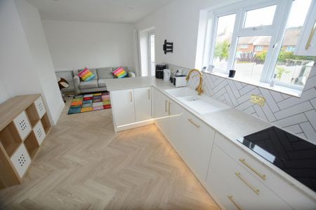 4 bedroom semi-detached house to rent - Photo 5