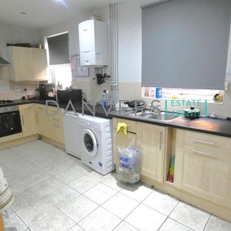 5 bedroom end of terrace house to rent - Photo 3