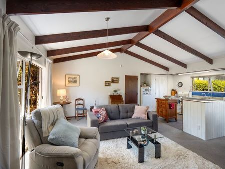 Springvale - 3 Bedrooms - Photo 2