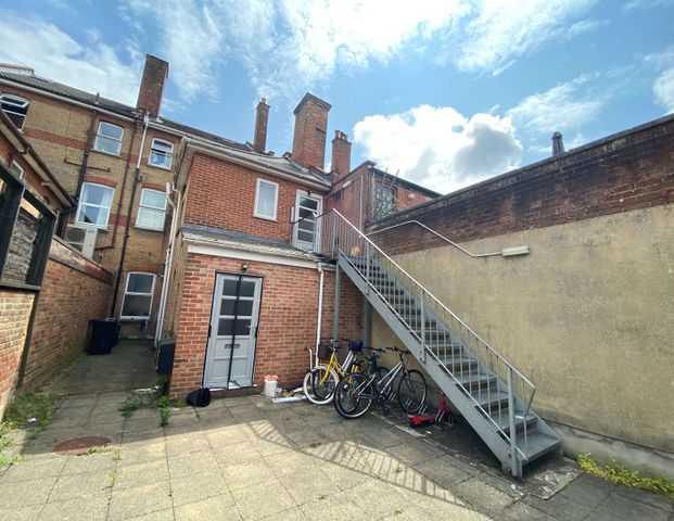 Wimborne Road Room 1 - Photo 1