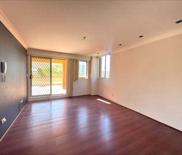 PRIVATE COURTYARD LIVING WITH VIEWS IN THE HEART OF HURSTVILLE - Photo 1