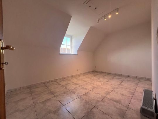 Unieke, ruime alleenstaande woning met 4 slaapkamers, tuin, carport en garagebox te Blankenberge - Photo 1