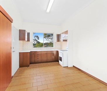 Charming Two-Bedroom Half House in a Prime Tree-Lined Street - Photo 2