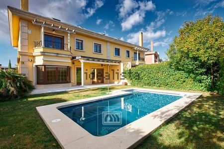 Alquiler de chalet adosado en Encinar de los Reyes - Photo 2