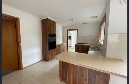 FAMILY HOME | GREAT LOCATION | - Photo 2