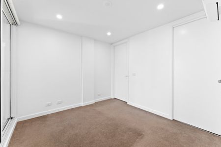 Generously Sized Apartment - Photo 5