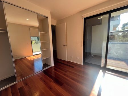 MODERN TWO BEDROOM, TWO BATHROOM APARTMENT - Photo 5