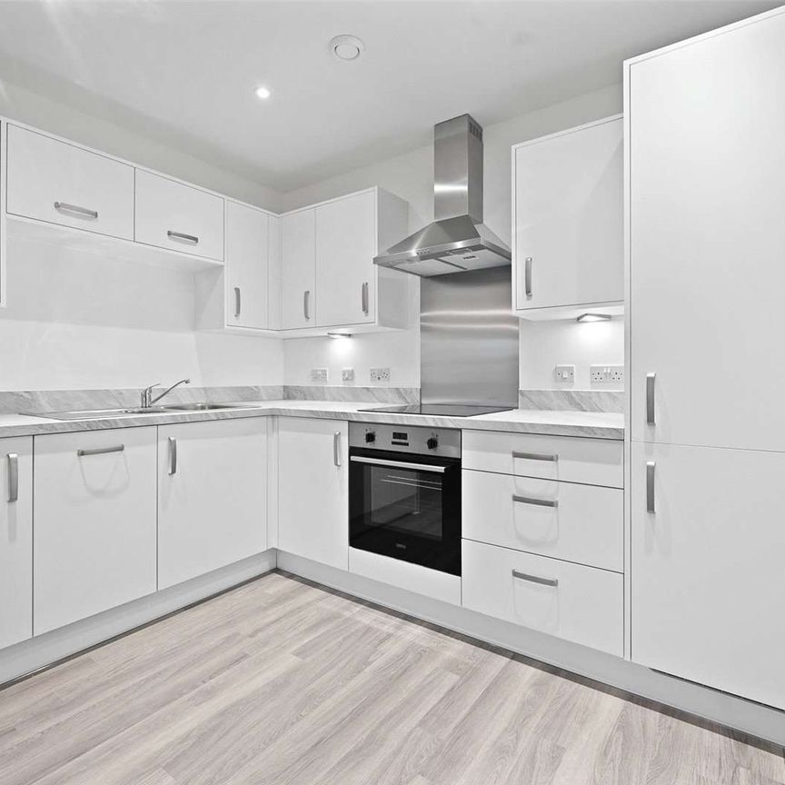 Brand new 2 bedroom apartment located in the sought-after village of Kings Langley. Available now and offered unfurnished. - Photo 1