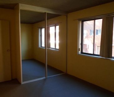 !! 1st floor unit – bedrooms will have brand new carpet !! - Photo 3