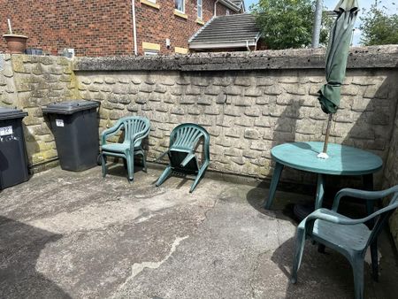 1 bedroom in a house share to rent - Photo 2