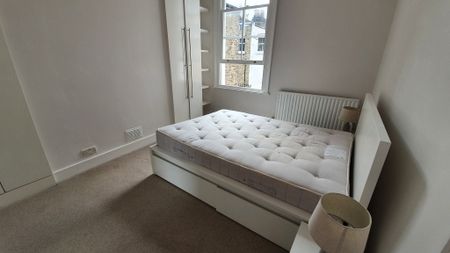 Split-Level Two Double Bedroom Stunner in Battersea, London - Photo 5