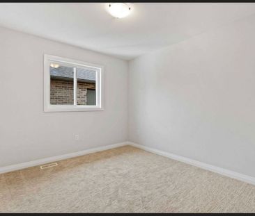 For Lease - 9302 White Oak Avenue, Niagara Falls, Ontario - Photo 2