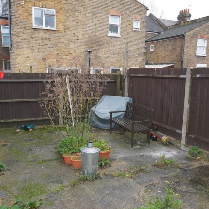 1 bedroom in a house share to rent - Photo 1