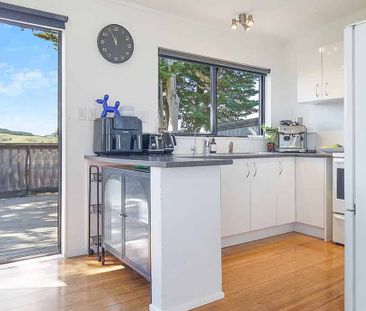 Light and bright Helensville Home - Photo 3