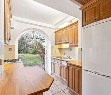 A beautiful raised ground floor one bedroom flat with direct access... - Photo 4