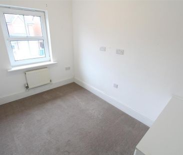 4 bedroom link detached house to rent - Photo 4