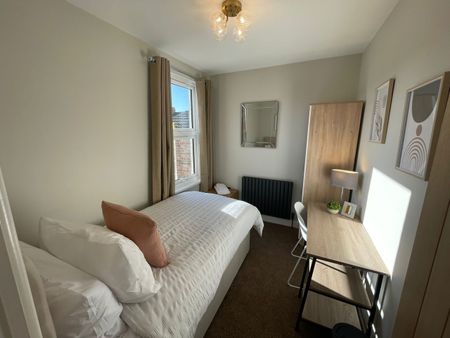 4 Bed Terraced House, Broadway Avenue, CR0 - Photo 3